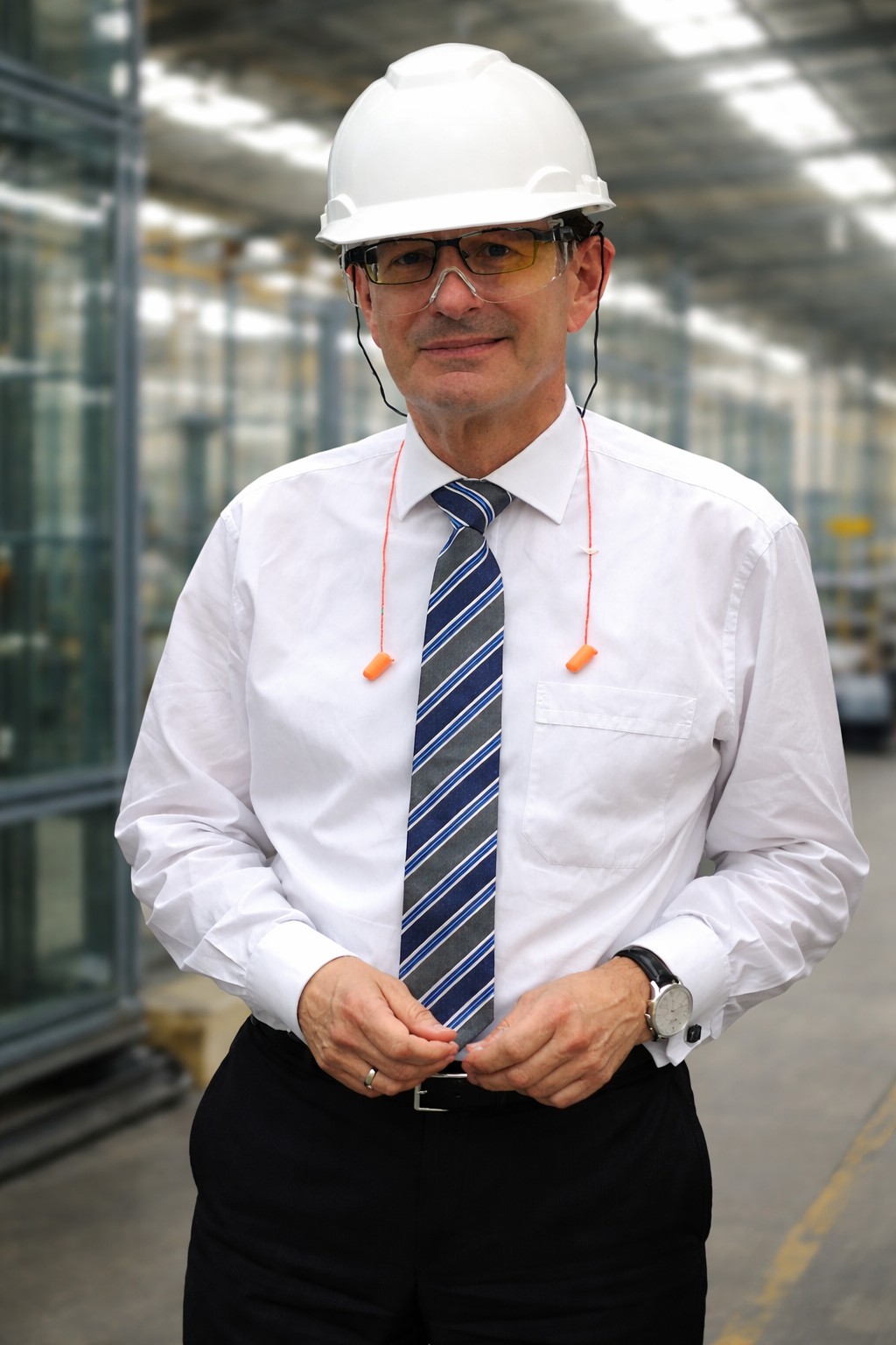 Reinhard Wille en una planta de producción